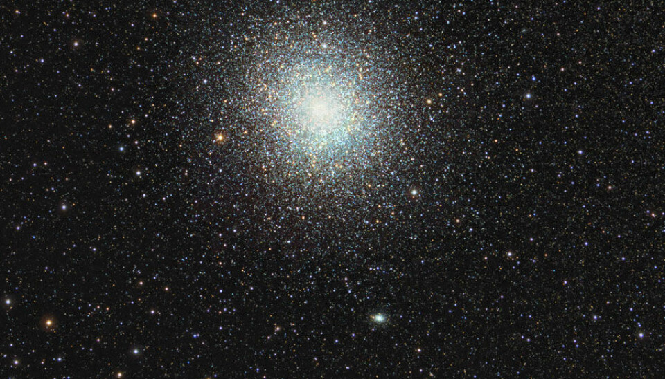 A globular cluster is a spherical collection of thousands – in some cases millions – of stars. A few ball-shaped clusters, such as 47 Tucanae here in the southern firmament, appear to our eyes as diffuse fogs. However, it is possible to see the individual stars in these clusters using precision telescopes. (Photo: Thomas V. Davis, www.tvdavisastropics.com)