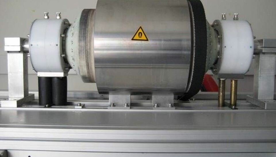 The MagCool prototype as it looks now. Inside the cylinder are cases containing the magnetocaloric substance gadolium. When the cylinder rotates, the cases are moved past a permanent magnet. The substance is magnetised and demagnetised during rotation. Meanwhile, a water flow that passes through the cases ensures that the heated and cooled water is distributed on each side of the device.