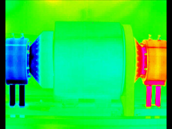 The device photographed with an infrared camera. The difference in temperature between the two ends is clear. The device photographed with an infrared camera. The difference in temperature between the two ends is clear.