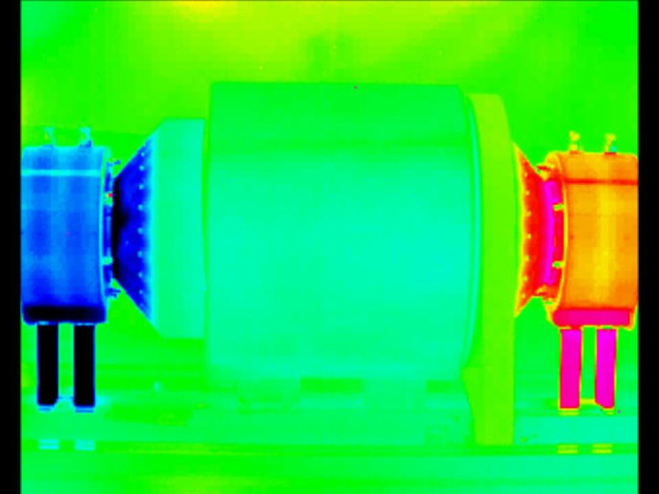 The device photographed with an infrared camera. The difference in temperature between the two ends is clear.