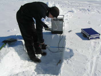 Measurements of snow density and temperature being taken near the Aboa research station. (Photo: Timo Vihma)
Measurements of snow density and temperature being taken near the Aboa research station. (Photo: Timo Vihma)