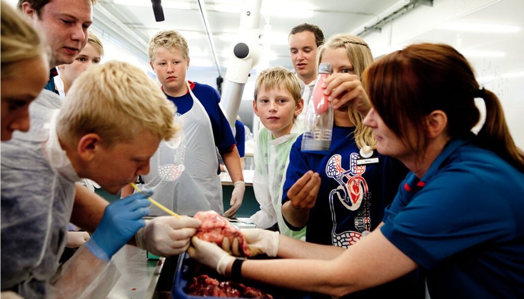 In tomorrow’s science classrooms, schoolchildren will be free to experiment and be creative when presented with scientific tasks. This differs from today’s science teaching, where pupils often follow a study guide in which both the process and the outcome have been painted out for them. (Photo: The Universe Foundation) In tomorrow’s science classrooms, schoolchildren will be free to experiment and be creative when presented with scientific tasks. This differs from today’s science teaching, where pupils often follow a study guide in which both the process and the outcome have been painted out for them. (Photo: The Universe Foundation)