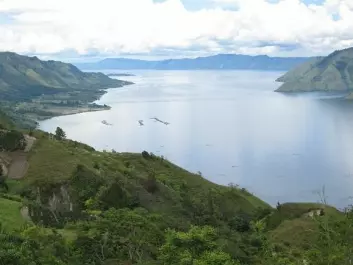 Lake Toba. The huge eruption, which occurred 74,000 years ago, left a crater that is about 50 km wide. The eruption was 5,000 times larger than the Mount St. Helens eruption in 1980 in the US. (Photo: kenner116 via photopin cc)