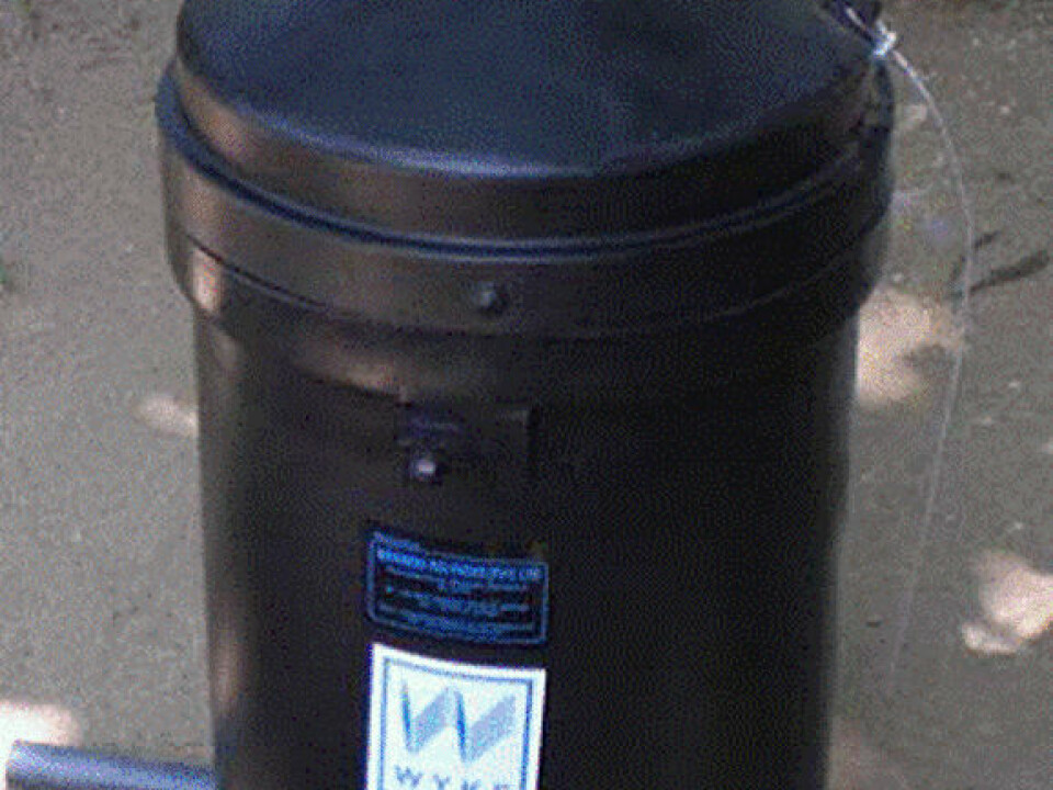Bottles with pesticides, containing enough to last a farmer an entire season, can be placed into the pesticide container, which is made from a UV-resistant material. Only the top cover extends above the ground when the container is buried in the soil. Under the lid is another locked lid. The stick at the bottom ensures that the container cannot be pulled out of the ground once it has been buried. (Photo: Flemming Konradsen)