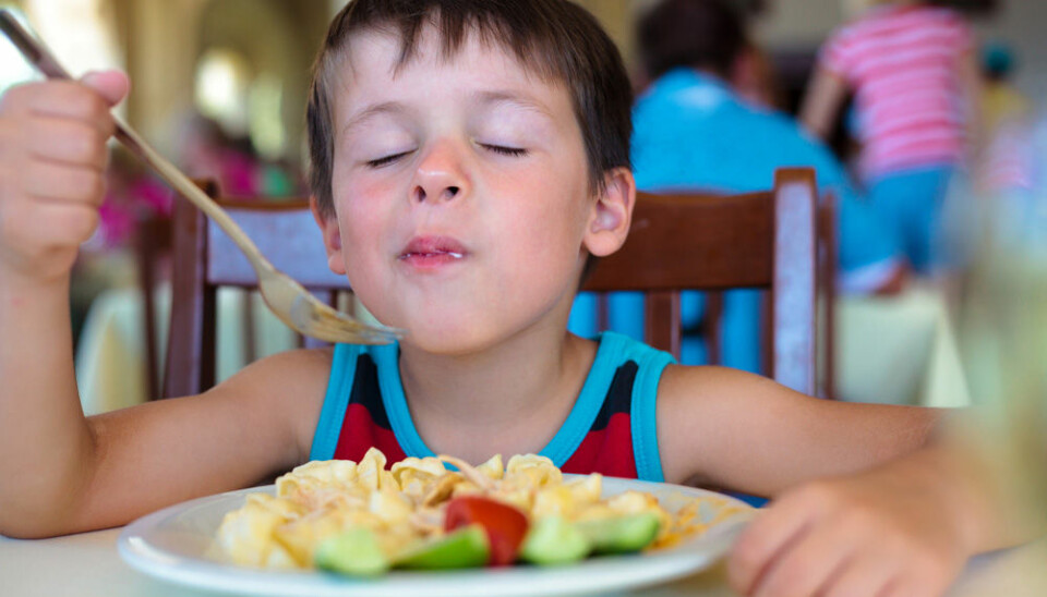 Kids are more likely to go for familiar food such as pasta and French fries than exotic new food. But an experiment with almost 20,000 schoolchildren suggests that boys are more likely to try out unfamiliar food than girls are. (Photo: Colourbox)