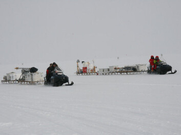 Researchers carrying radar equipment 50 km across the ice on sledges. (Photo: NEEM). Researchers carrying radar equipment 50 km across the ice on sledges. (Photo: NEEM).