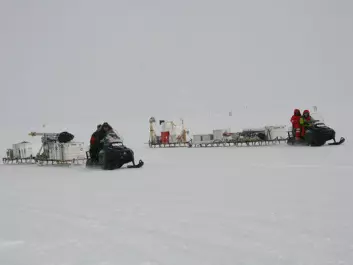 Researchers carrying radar equipment 50 km across the ice on sledges. (Photo: NEEM).