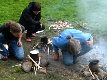 The archaeologists constructed their own clay vessels to find out if the Carbon-14 contents in the vessel changed when they cooked fish in them. (Photo: Sönke Hartz)