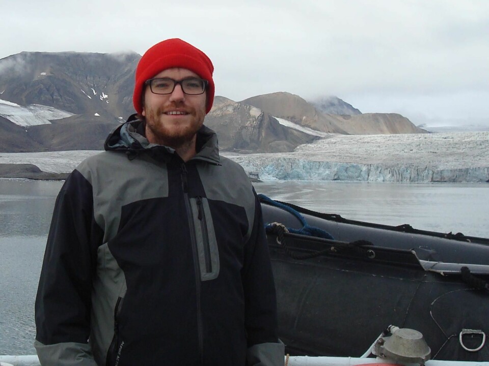 The scientists were particularly interested in different diatom (phytoplankton) species that only live in either cold or warm waters. PhD student Christof Pearce (pictured) explains that this kind of algae works like a recorder of its surroundings and that makes them perfect for documenting climate change. (Photo: Christof Pearce)
