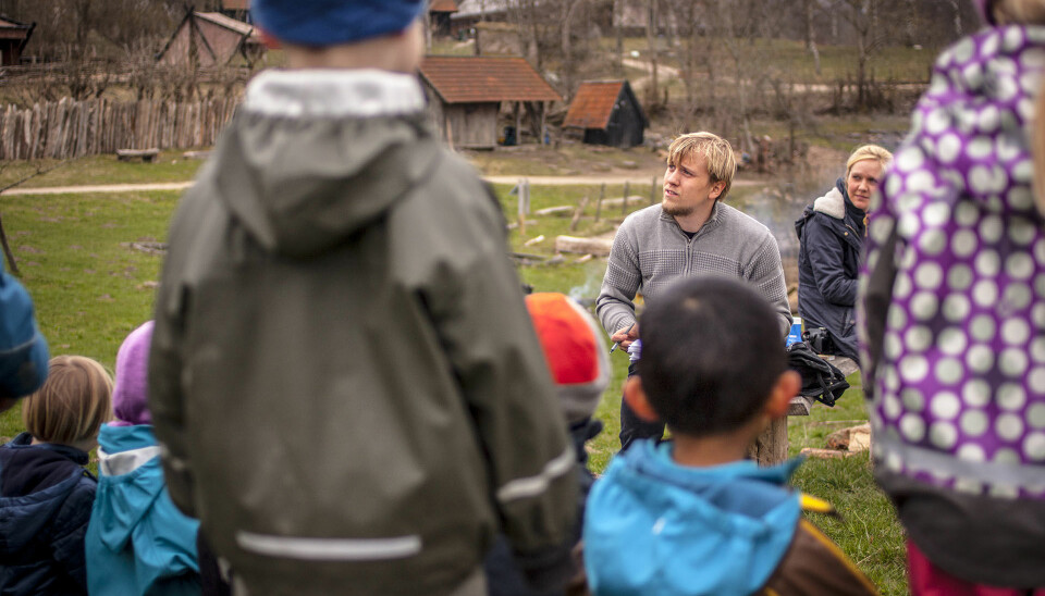 A class of preschoolers happens to stop by the pyre. They think the dead piglet looks like a crumbled rabbit but are eager to ask questions that Jæger answers with enthusiasm. (Photo: Kristian Secher, Videnskab.dk)