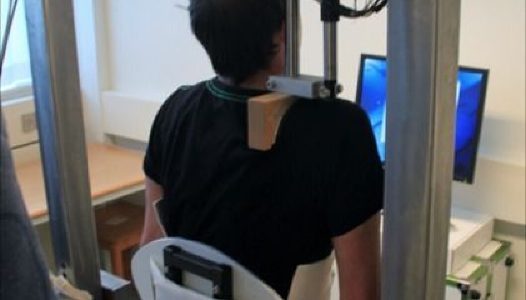 Using a ground-breaking training tool, two Danish researchers have developed a method for measuring the activity in the trapezius muscle. (Photo: Steffen Vangsgaard) Using a ground-breaking training tool, two Danish researchers have developed a method for measuring the activity in the trapezius muscle. (Photo: Steffen Vangsgaard)