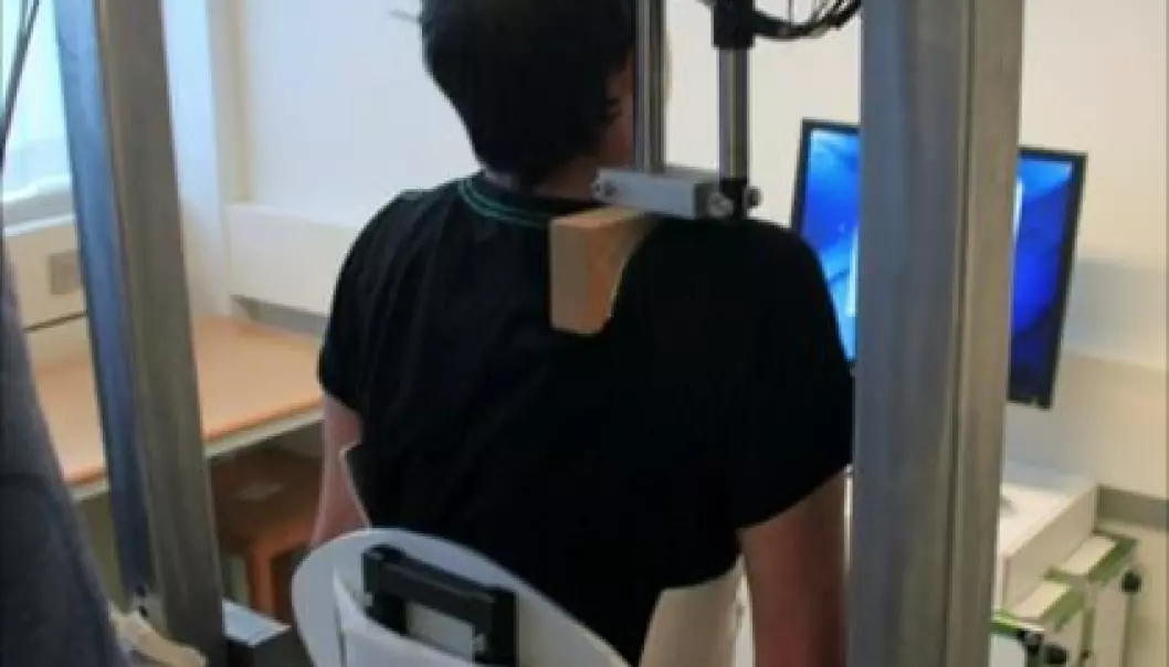 Using a ground-breaking training tool, two Danish researchers have developed a method for measuring the activity in the trapezius muscle. (Photo: Steffen Vangsgaard)