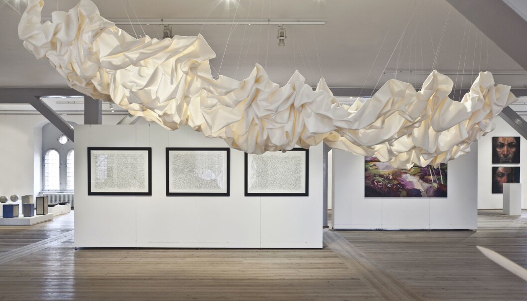Cecilie Bendixen’s ’textile cloud’, known as Nimbo, is one example of how textiles can meet architectural and acoustical requirements. The folds in the textile absorb the sound, preventing it from bouncing off the walls. (Photo: Ole Akhøj) Cecilie Bendixen’s ’textile cloud’, known as Nimbo, is one example of how textiles can meet architectural and acoustical requirements. The folds in the textile absorb the sound, preventing it from bouncing off the walls. (Photo: Ole Akhøj)