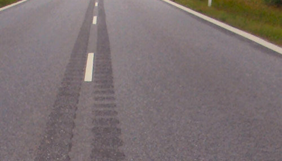 Rumble strips ground out in the middle of a Danish road. (Photo: Lcl/Wikimedia Commons)