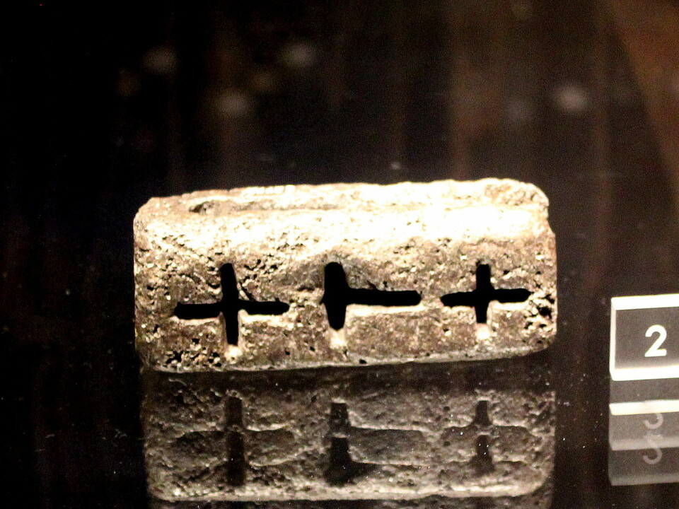 A casting mould, which can be used for moulding both crosses and Thor’s hammers. This indicates a demand in the general population for both Christianity and the ancient Nordic religion. (Photo: Asbjørn Mølgaard Sørensen)