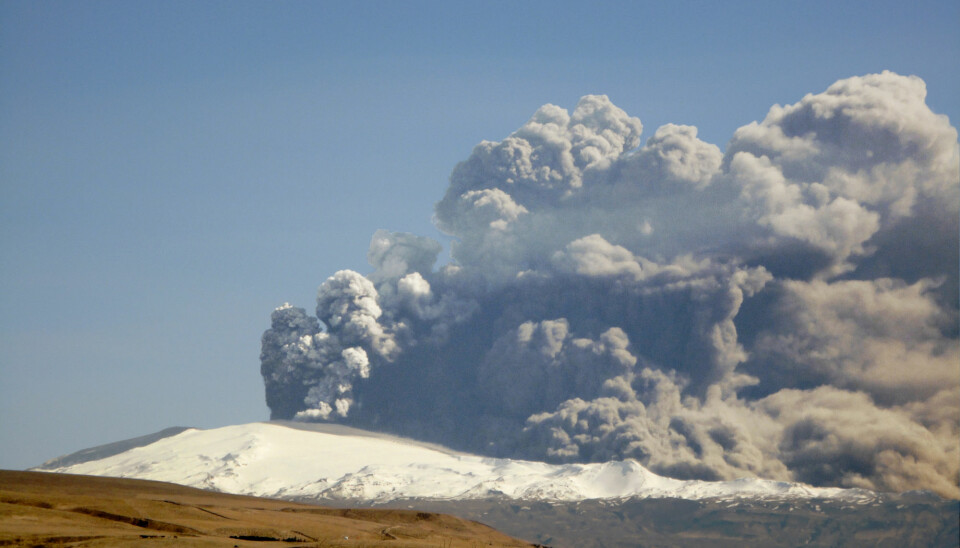 The closing of fly zones in April 2010 was justified in light of the potential harm from the ash from the Eyjafjallajökull eruption. (Photo: Árni Fridriksson)