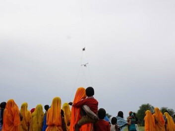 Local spectators watch on as a helicopter equipped with a new Danish airborne surveying technique goes on the lookout for fresh drinking water in India. (Photo: Esben Auken) Local spectators watch on as a helicopter equipped with a new Danish airborne surveying technique goes on the lookout for fresh drinking water in India. (Photo: Esben Auken)