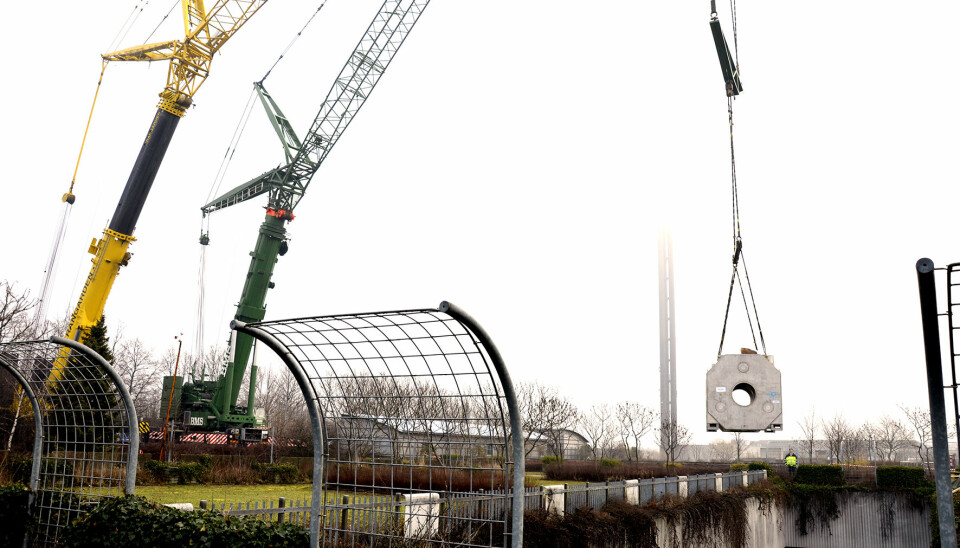 The magnet being lifted into Hvidovre Hospital’s back garden. (Photo: Hvidovre Hospital/Thomas Wittrup)