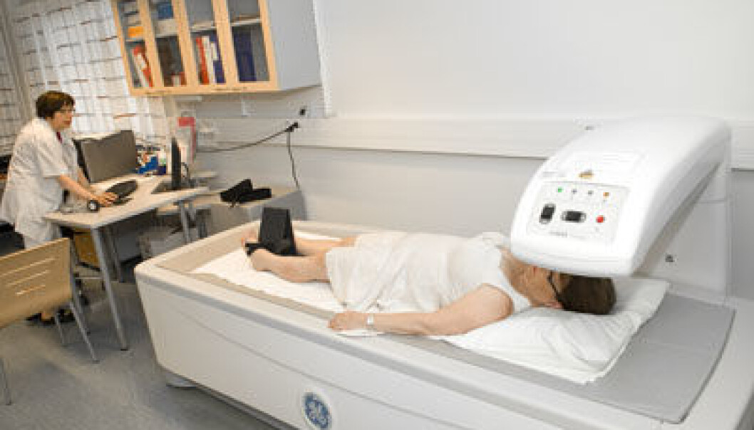 Bone density is measured with the DXA bone density measuring device. Research nurse Marianna Elo manages the measurements in the OSTRE project. (Photo: Timo Hartikainen) Bone density is measured with the DXA bone density measuring device. Research nurse Marianna Elo manages the measurements in the OSTRE project. (Photo: Timo Hartikainen)