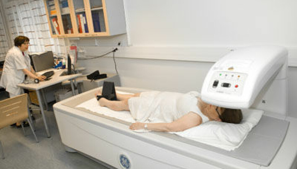 Bone density is measured with the DXA bone density measuring device. Research nurse Marianna Elo manages the measurements in the OSTRE project. (Photo: Timo Hartikainen)