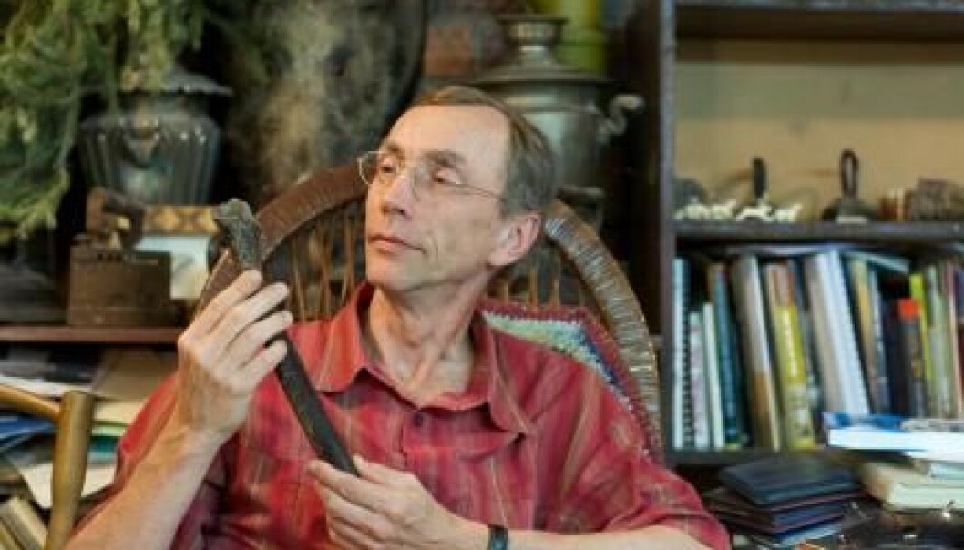 Svante Pääbo examines the femur from Ust'-Ishim. (Photo: Bence Viola, MPI EVA). Svante Pääbo examines the femur from Ust'-Ishim. (Photo: Bence Viola, MPI EVA).