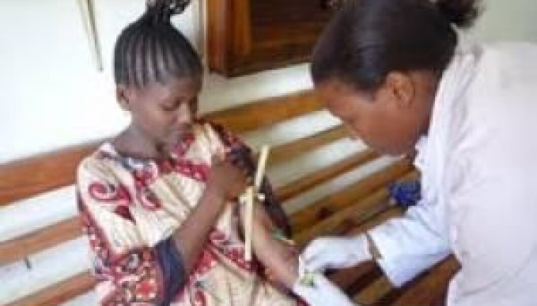 A blood sample is taken from a pregnant woman in Tanzania, as part of Ali Salanti's research project in Copenhagen (Photo: Ali Salanti) A blood sample is taken from a pregnant woman in Tanzania, as part of Ali Salanti's research project in Copenhagen (Photo: Ali Salanti)