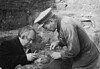 Fosilele de la Kostenki au fost excavate în 1954. În fotografie sunt prezentați conducătorul expediției, A.N. Rogachev (stânga) și M.M. Gerasimov (dreapta). (Foto: Muzeul de Antropologie și Etnografie Petru cel Mare) 