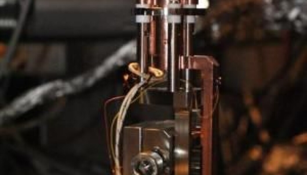 The picture shows part of the apparatus used by scientists at Aarhus University in their discovery of the electric spontelectric phenomenon. At the top there is a thin piece of gold. On the surface of the gold the scientists condensed laughing gas, creating a huge electrical field within the thin film. (Photo: David Field) The picture shows part of the apparatus used by scientists at Aarhus University in their discovery of the electric spontelectric phenomenon. At the top there is a thin piece of gold. On the surface of the gold the scientists condensed laughing gas, creating a huge electrical field within the thin film. (Photo: David Field)