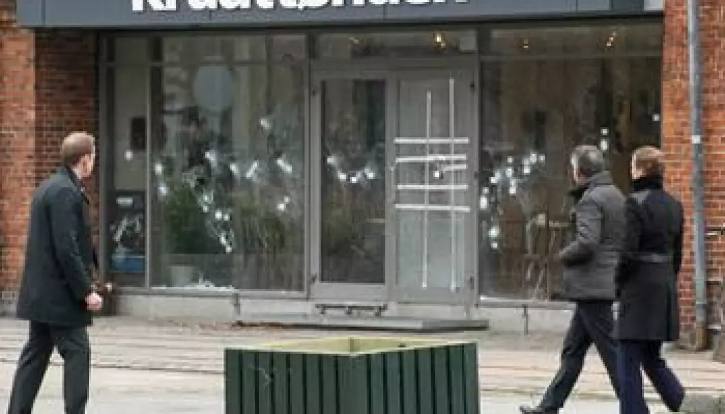 A series of violent attacks on February 14 and 15 have left Copenhagen reeling. Here, passersby look at the marks left by the first shooting that took place outside café Krudttønden. (Photo: Colourbox)