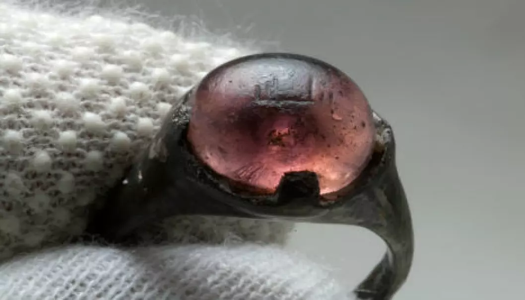 The inner surface of the ring shows almost no wear and this suggests that it had few or no owners before it came into the Swedish Viking woman's possession. (Photo: Christer Åhlin/The Swedish History Museum)