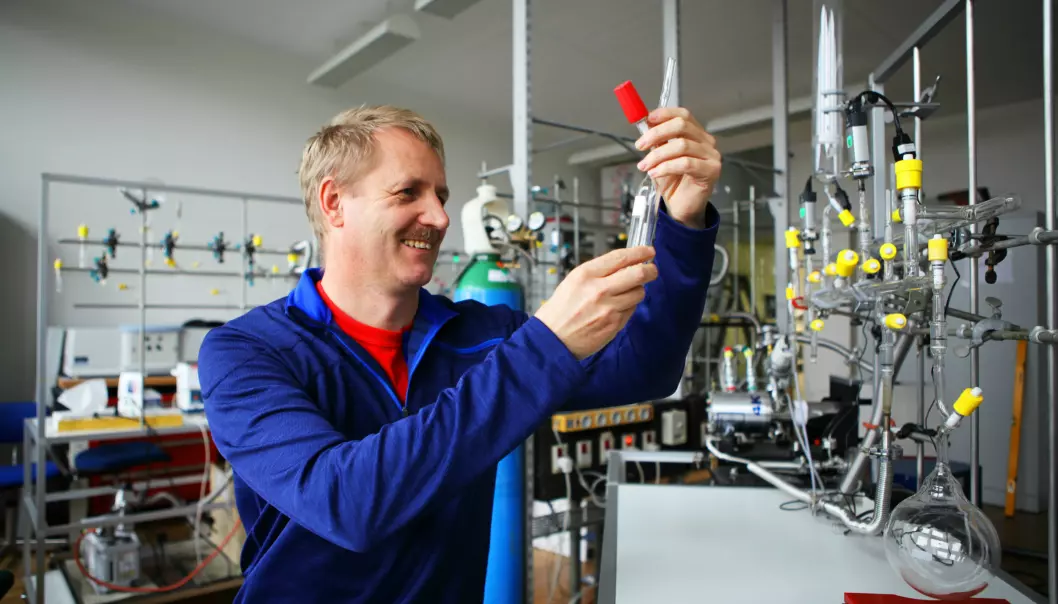 Professor Henrik Kjærgaard and his colleagues have demonstrated that a new kind of hydrogen bond can occur between a hydrogen atom and a phosphorous atom. Pictured here is Kjærgaard in his lab at the University of Copenhagen. (Photo: University of Copenhagen)