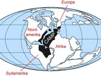 The map shows the location of the continents 201 million years ago. The black shading shows the maximum extent of the volcanic area CAMP. (Illustration: Geus after a map published in Marzoli et al. 1999) The map shows the location of the continents 201 million years ago. The black shading shows the maximum extent of the volcanic area CAMP. (Illustration: Geus after a map published in Marzoli et al. 1999)
