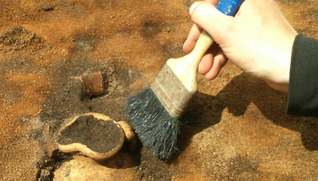 A small earthenware jug flabbergasted the archaeologists. Nothing like it has ever been found in Denmark - and the fact that it's completely intact is sensational. (Photo: Southwest Jutland Museums) A small earthenware jug flabbergasted the archaeologists. Nothing like it has ever been found in Denmark - and the fact that it's completely intact is sensational. (Photo: Southwest Jutland Museums)