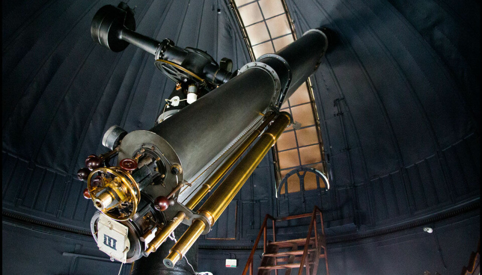 The telescope in Østervold Observatory dates to 1895 and is a 'double refracting telescope'. The observer looks through the binoculars while images are recorded on 16 centimetre glass plates. Astronomers place the glass plates in the grey tray at the front and use the eyepiece above. (Niels Bohr Institute)
