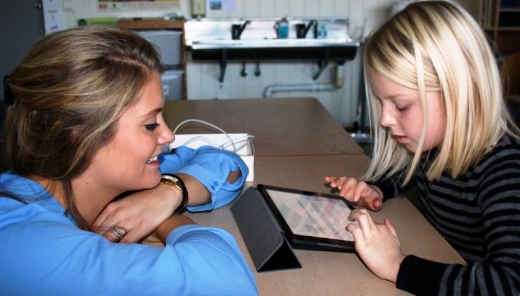 Helena Tingvall (8) thinks it is faster to write when she uses a tablet. She and her classmates were tasked with writing letters to the principal. Teacher Susanne Steiner steps in when they need help. (Photo: Hege B. Bakken) Helena Tingvall (8) thinks it is faster to write when she uses a tablet. She and her classmates were tasked with writing letters to the principal. Teacher Susanne Steiner steps in when they need help. (Photo: Hege B. Bakken)