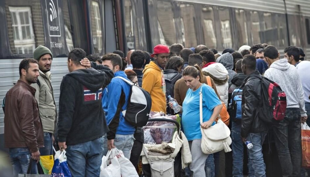 Syrian refugees understood that beginning in 2013, Sweden would give all Syrians permanent residency. But after the huge flow of refugees to Sweden this autumn, the Swedish government decided to back away from that offer. The photo shows Syrians in the autumn of 2015 on their way to Sweden along with other refugees in Denmark. (Photo: Claus Fisker, Scanpix Denmark). Syrian refugees understood that beginning in 2013, Sweden would give all Syrians permanent residency. But after the huge flow of refugees to Sweden this autumn, the Swedish government decided to back away from that offer. The photo shows Syrians in the autumn of 2015 on their way to Sweden along with other refugees in Denmark. (Photo: Claus Fisker, Scanpix Denmark).