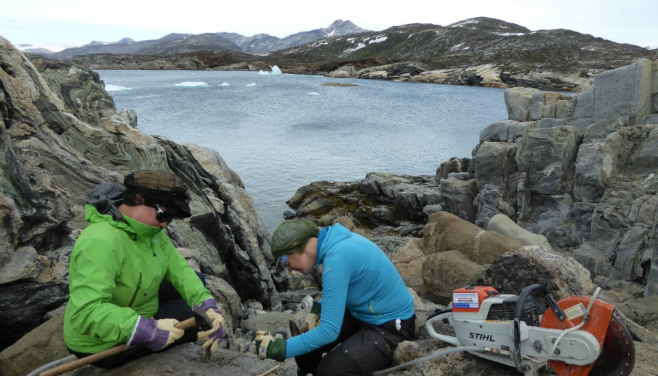 Geologist Majken Djurhuus Poulsen (left) in search of Greenlandic rubies (Photo: GEUS Greenland).