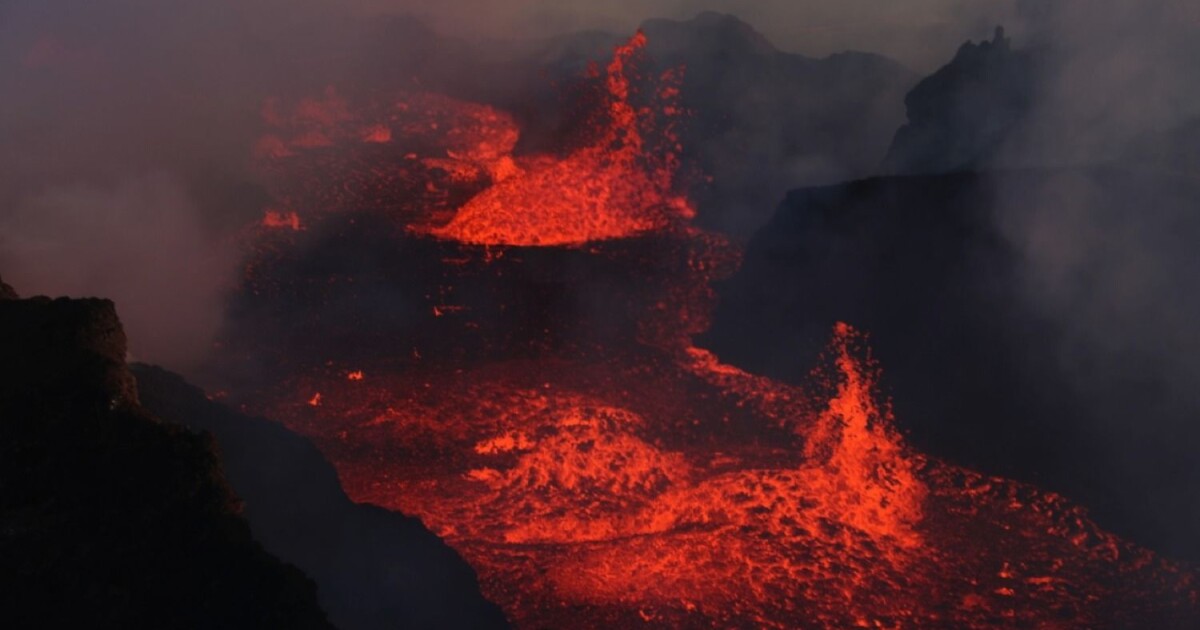 How volcanos collapse