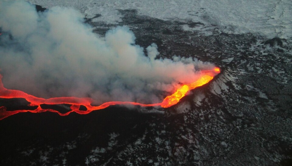Lava lake in crater with a river of lava flowing along the surface of the lava flow and gas rising (Photo: Tobias Dürig)