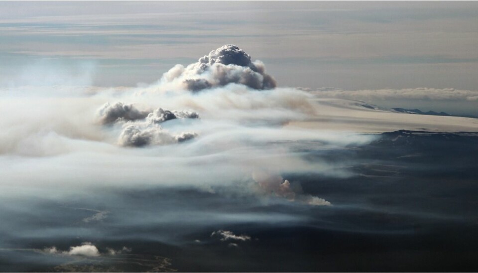 The eruption column rose to five kilometres and contained mostly water vapour. Sulphur-rich clouds in foreground (Photo: Magnús T. Gudmundsson)
