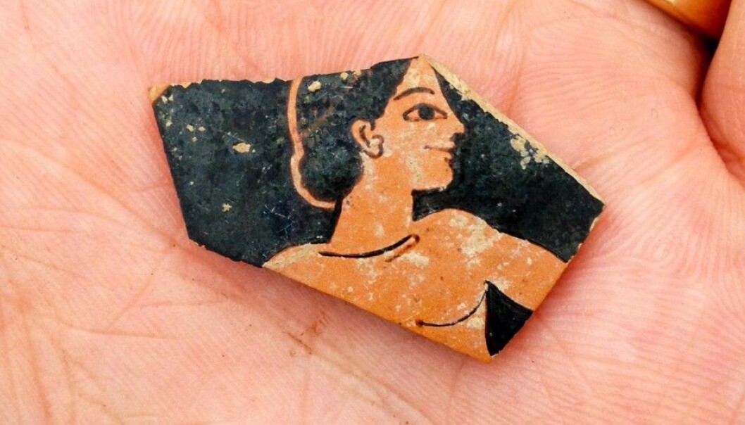 A fragment of red-figure pottery from the 500s BC was unearthed during the archaeological work in Greece. (Photo: SIA/EFAK/YPPOA) A fragment of red-figure pottery from the 500s BC was unearthed during the archaeological work in Greece. (Photo: SIA/EFAK/YPPOA)