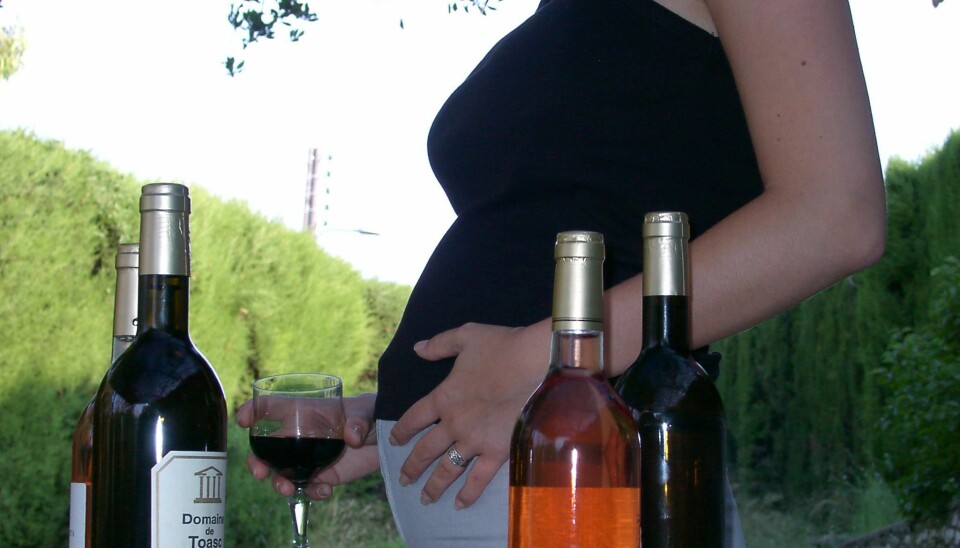 New research shows that just a single glass of wine per week significantly increases the risk of miscarriage. It is recommended that alcohol is completely avoided during the first four months of pregnancy, after which it is okay to have an occasional single glass of wine. (Photo: Colourbox)