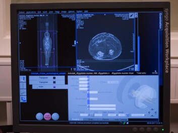 The 88 centimetre-long child mummy goes through the scanner. The image in the top left corner shows the empty skull. On the right, you can see the two leg bones. (Photo: Kirstine Jacobsen / ScienceNordic) The 88 centimetre-long child mummy goes through the scanner. The image in the top left corner shows the empty skull. On the right, you can see the two leg bones. (Photo: Kirstine Jacobsen / ScienceNordic)