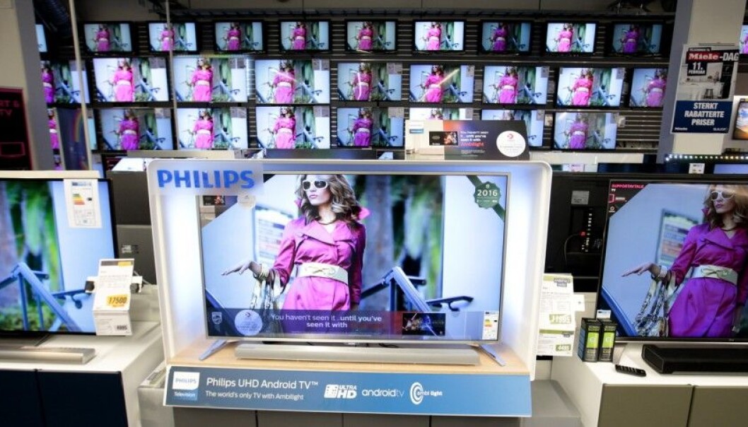 Consumers who are blocked from touching a demonstrated item compensate by buying more expensive products, according to a Swedish study. Portraits of beautiful women in a store tend to make men buy unhealthy food as a form of compensation or comfort. (Photo: NTB/Scanpix) Consumers who are blocked from touching a demonstrated item compensate by buying more expensive products, according to a Swedish study. Portraits of beautiful women in a store tend to make men buy unhealthy food as a form of compensation or comfort. (Photo: NTB/Scanpix)