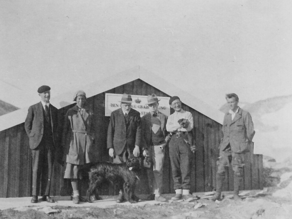 Ittoqqortootmitt (Scoresbysund) seismic station with Inge Lehmann ca. 1928. (Photo: Inge Lehmanns archive, Danish National Archives)