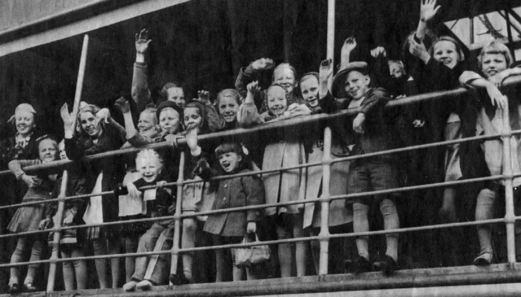 Finnish children fleeing war and waving from the ship Arcturus, on their way to Sweden in June 1941. These children would later in life be more prone to hospital admittances for mental disorders than siblings who stayed home. Moreover, their children have also run a higher risk of serious mental illnesses. (Photo: Anonymous photographer, released by Wikimedia Commons)