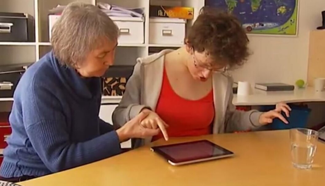 Facilitated communication is supposed to help people who suffer from autism to communicate. But research shows that the facilitator unknowingly decides what the patient writes. (Photo: YouTube Screenshot) Facilitated communication is supposed to help people who suffer from autism to communicate. But research shows that the facilitator unknowingly decides what the patient writes. (Photo: YouTube Screenshot)