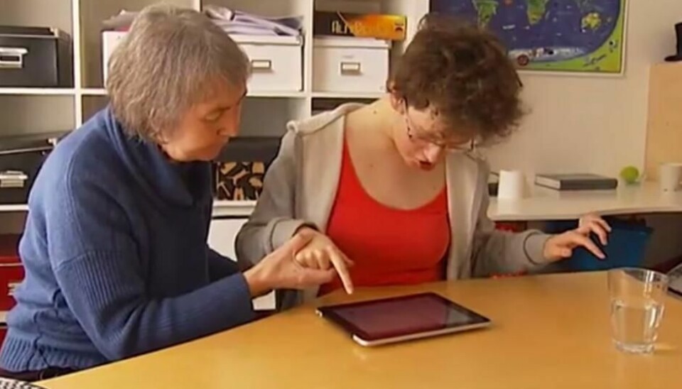 Facilitated communication is supposed to help people who suffer from autism to communicate. But research shows that the facilitator unknowingly decides what the patient writes. (Photo: YouTube Screenshot)
