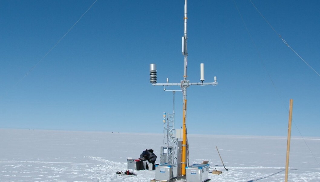 A DMI weather station on the Greenland ice sheet (Photo: DMI) A DMI weather station on the Greenland ice sheet (Photo: DMI)
