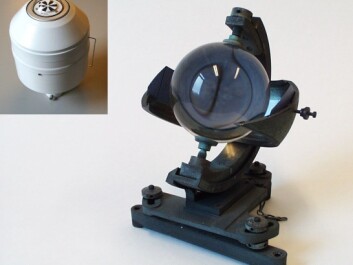Up until 2002, DMI measured sunshine with a Campbell-Stokes sunshine recorder (main image). Sunshine hits the glass sphere and is focused onto a card, it records the duration of sunshine in a burn trace along the card. These days we use instruments to measure radiation (upper left). (Photo: DMI) Up until 2002, DMI measured sunshine with a Campbell-Stokes sunshine recorder (main image). Sunshine hits the glass sphere and is focused onto a card, it records the duration of sunshine in a burn trace along the card. These days we use instruments to measure radiation (upper left). (Photo: DMI)